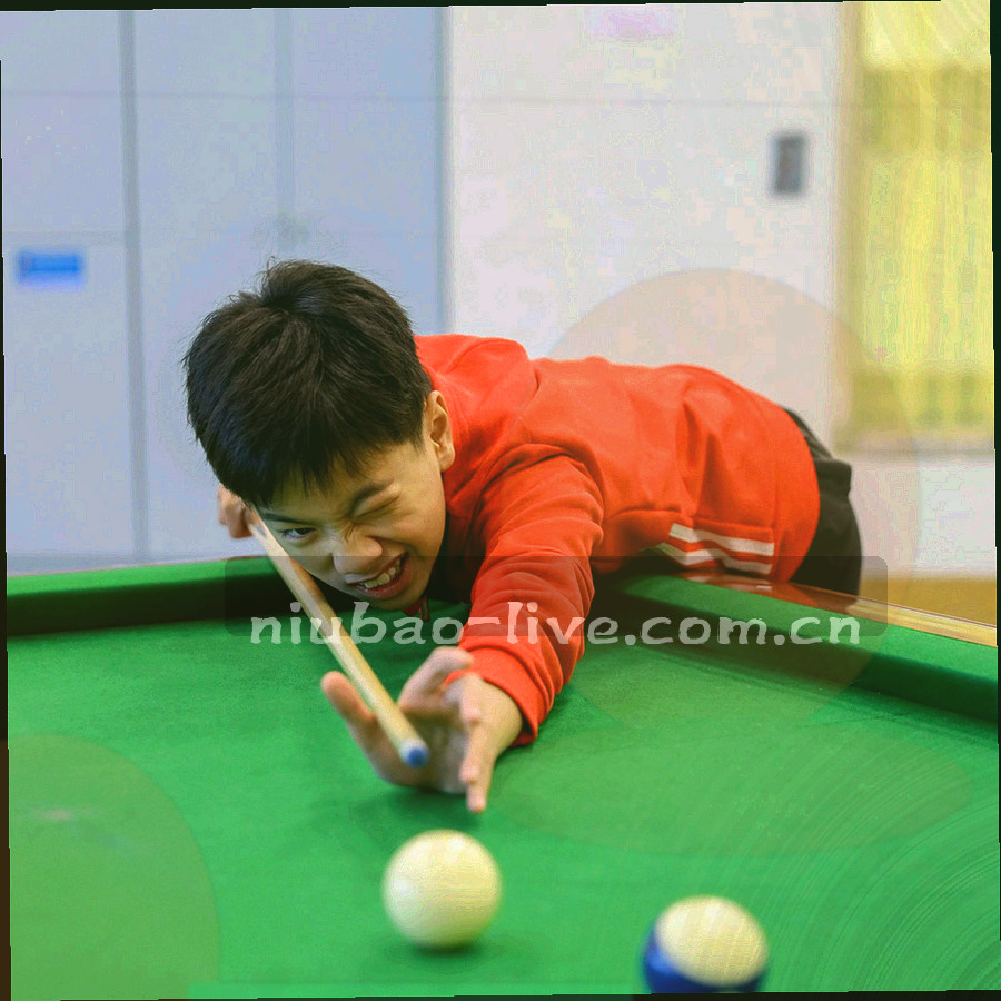 手机、平板与电脑轮廓并排，轮廓之间以荧光绿数据线连接